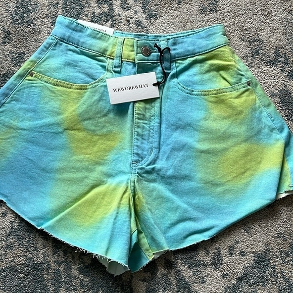 NWT WeWoreWhat Flare Bell Short in Tie Dye Stretch Twill Denim - Picture 3 of 5